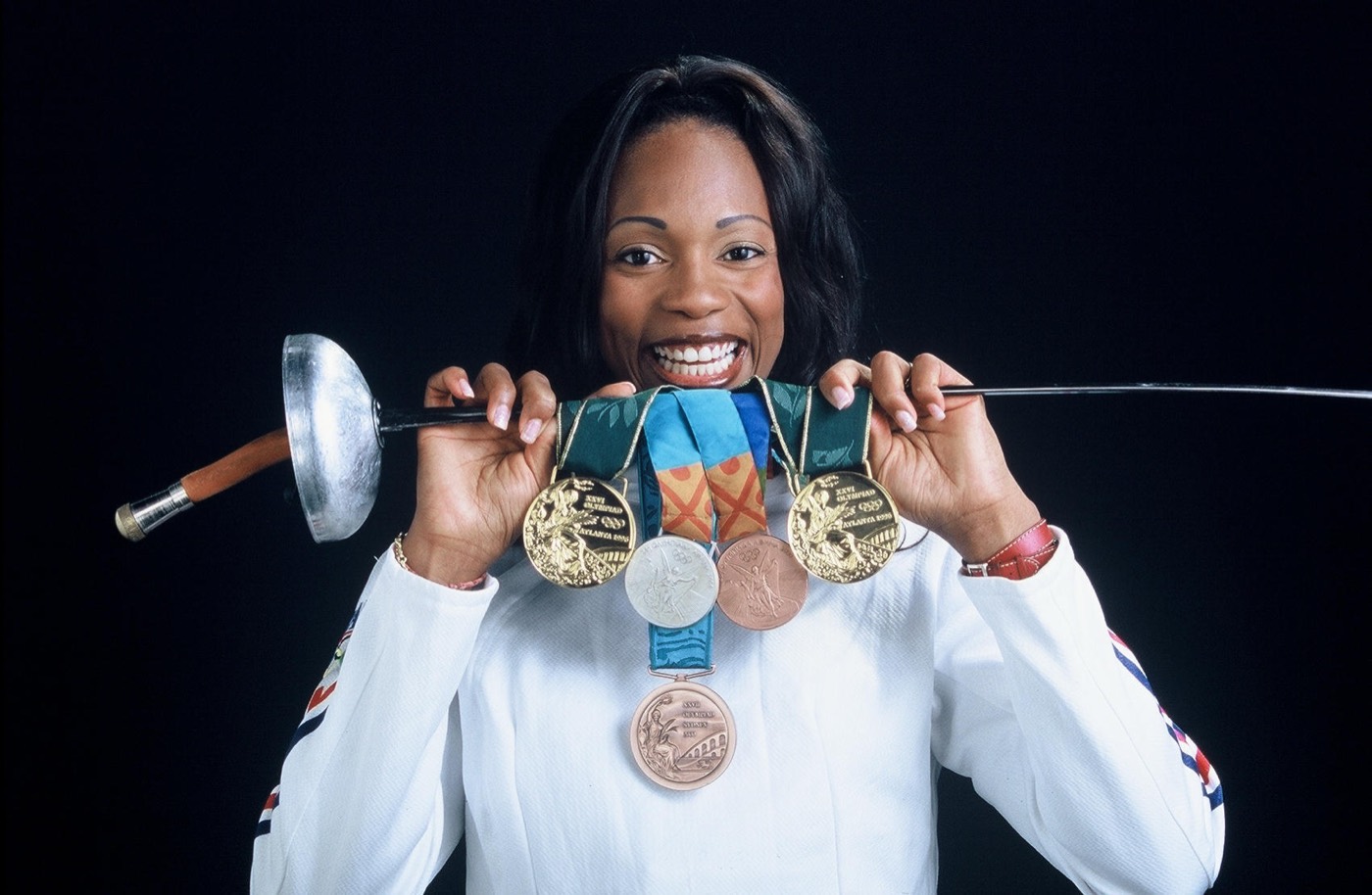 Laura Flessel et ses 5 médailles olympiques, épée à la main
