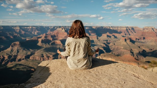 Femme-qui-médite-devant-le-Grand-Canyon