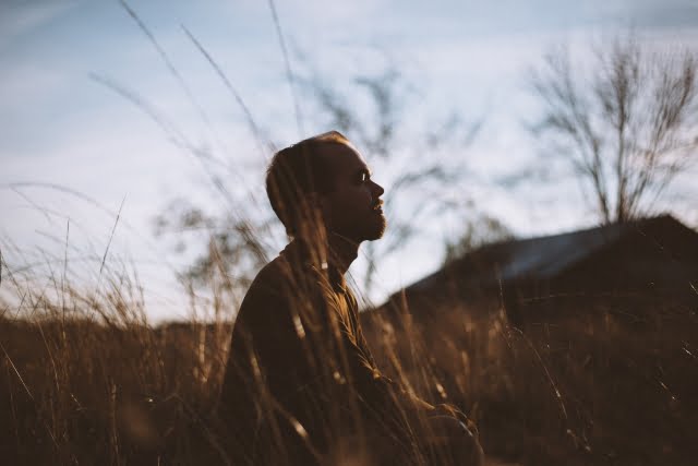 Homme-qui-médite-dans-la-nature