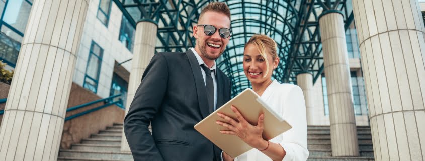 deux entrepreneurs heureux