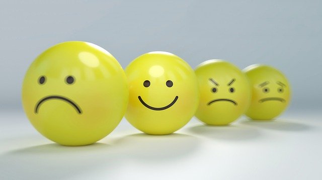 petits visages qui représentent des émotions positives et négatives