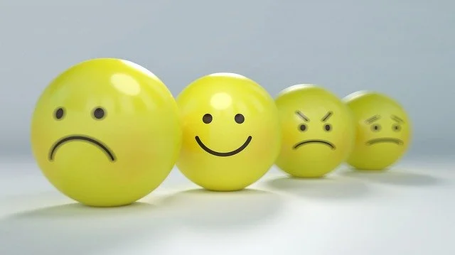 petits visages qui représentent des émotions positives et négatives