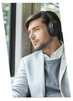 homme-ecoute-un-podcast