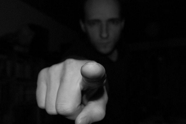 s'éloigner des personnes qui critiquent les autres